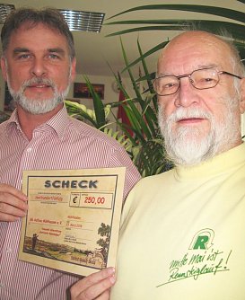(v.r.) Laufveteran Dieter Elbert, der bereits zum 40. Mal am Rennsteiglauf teilnimmt, nahm den Spendenscheck, stellvertretend f&uuml;r die Hainichl&auml;ufer, dankend von Landrat Harald Zanker entgegen. (Foto: Landratsamt)