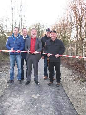 Bild: Es ist geschafft. (v. l.)  Peer Muschketat, Bauleiter bei der STRABAG AG, J&ouml;rg Klupak, B&uuml;rgermeister von Bad Tennstedt, Landrat Harald Zanker, Klaus Schwarzkopf, B&uuml;rgermeister von Kirchheilingen, und Gerald Dengler, B&uuml;rgermeister von Kleinwelsbach, freuten sich &uuml;ber die Fertigstellung des K&sup2;-Radweges bis Gro&szlig;welsbach. 