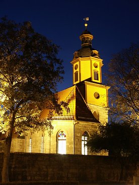 Bild: Die Kilianikirche bei Nacht.