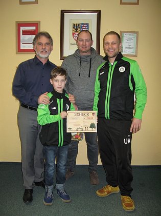 Bild: (v.l.): Landrat Harald Zanker, Louis Aschenbach, Martin Thomalla und Uwe Aschenbach bei der Scheck&uuml;bergabe.