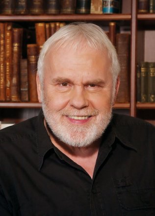 Bild: Gunter Emmerlich wird bei seiner Lesung von der Orgel begleitet