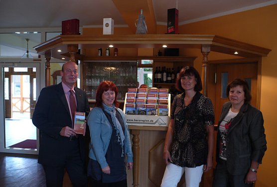 Pr&auml;sentation Faltblatt Geopark (Foto: Tobias Wendehost)