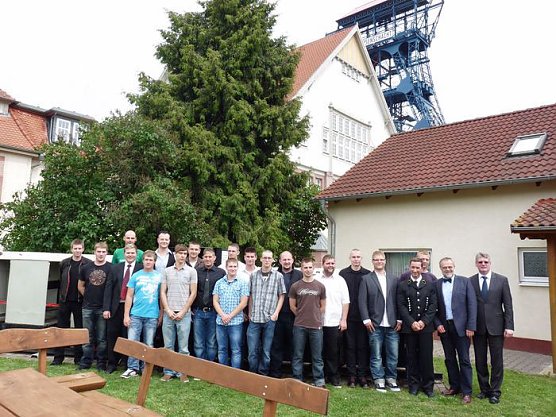 Zeugnisse &uuml;bergeben (Foto: Karl-Heinz Herrmann)