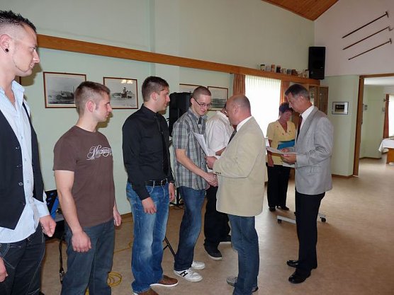 Zeugnisse &uuml;bergeben (Foto: Karl-Heinz Herrmann)