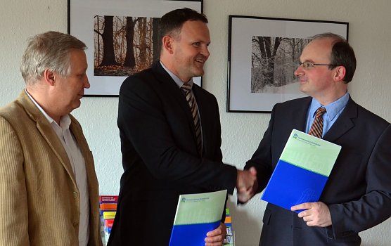 Unterschrieben (Foto: FHN)