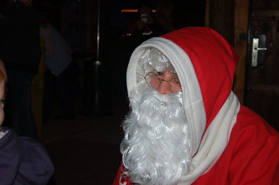 Nikolaus begrüßt kleine und große Fahrgäste (Foto: privat) Nikolaus begrüßt kleine und große Fahrgäste (Foto: privat)