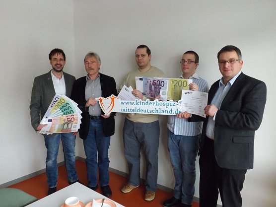 Bildunterschrift: Symbolische Spenden&uuml;bergabe: Alexander Wettig, Dr. Norbert Boyan, zwei Patienten des MRV und Klinikseelsorger Tobias Warnecke. (v. l.).  (Foto: Foto: mix)