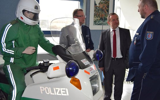 Poppenh&auml;ger (Mitte) zum Besuch an der Nordh&auml;user Darre (Foto: Polizei)