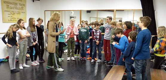 Iris Limbarth bespricht mit den Kindern die Szenen (Foto: Anne-Kristin Schmidt)