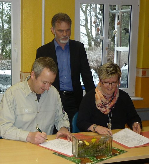 Sylvia K&ouml;the, Chefin der Eigenbetriebe und Forstamtsleiter Dirk Fritzlar gemeinsam mit Landrat Harald Zanker bei der Unterzeichnung der Kooperationsvereinbarung. (Foto: Landratsamt)