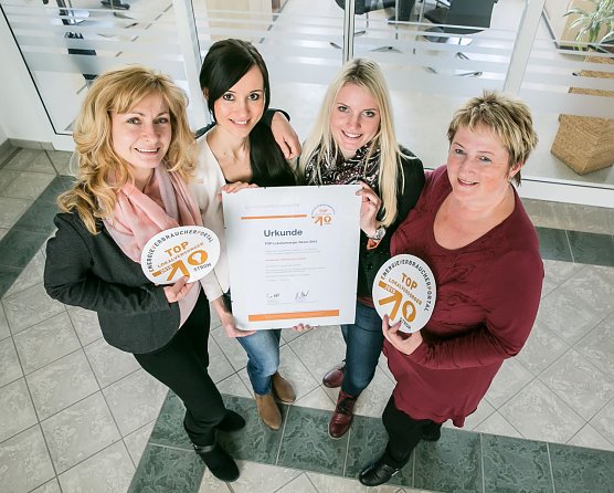 Die Mitarbeiterinnen Petra Br&auml;uer, Mandy Koch, Julia Schrievers und Kerstin H&auml;nel (v. l.) freuen sich &uuml;ber das Qualit&auml;tssiegel TOP-Lokalversorger. (Foto: Foto: Stadtwerke)