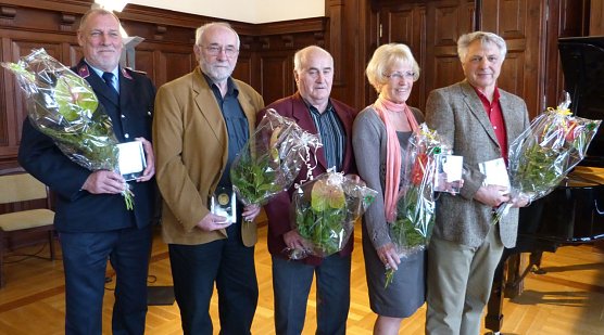 Preisträger und Laudatoren fanden sich zu einem Gruppenbild zusammen. (Foto: Foto: Landratsamt) Preisträger und Laudatoren fanden sich zu einem Gruppenbild zusammen. (Foto: Foto: Landratsamt)