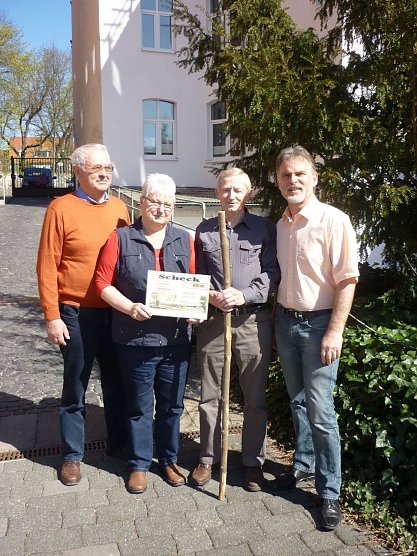 (v.l.) Das Vereinstrio Gerd und Marianne Neitzke sowie Hermann M&uuml;ller nahmen den Spendenscheck von Landrat Harald Zanker dankend entgegen. (Foto: Foto: Landratsamt)