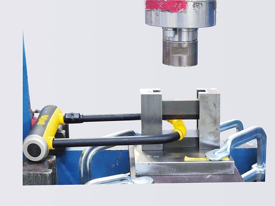 Dieses Schloss &uuml;bersteht die Messung der Schneidfestigkeit: Von oben senkt sich die Presse, die genormten Schneiden dr&uuml;cken von oben und unten gegen den Stahlb&uuml;gel. (Foto: Stiftung Warentest)