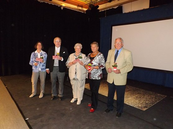Ein kleines Pr&auml;sent als Dankesch&ouml;n erhielten die zur Lesung anwesenden Zeitzeugen. (Foto: Foto: Mix)