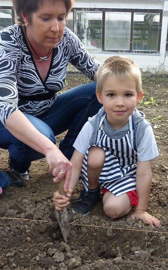 Der junge Mann machte sich gut als künftiger Gärtner. (Foto: Foto: Landratsamt) Der junge Mann machte sich gut als künftiger Gärtner. (Foto: Foto: Landratsamt)