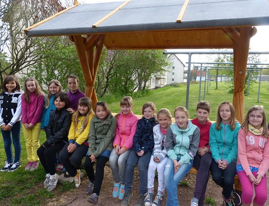 Die Drittkl&auml;ssler der Grundschule K&ouml;rner nahmen die neue Waldsch&auml;nke auf dem Spielplatz sofort in Beschlag. (Foto: Foto: Landratsamt)