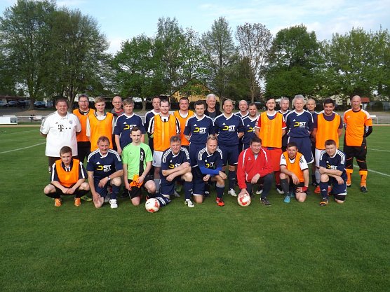 Die Traditionsmannschaft des FC Union M&uuml;hlhausen bedankt sich bei der Eintracht f&uuml;r das kurzfristig angesetzte Freundschaftsspiel. (Foto: Foto: Mix)