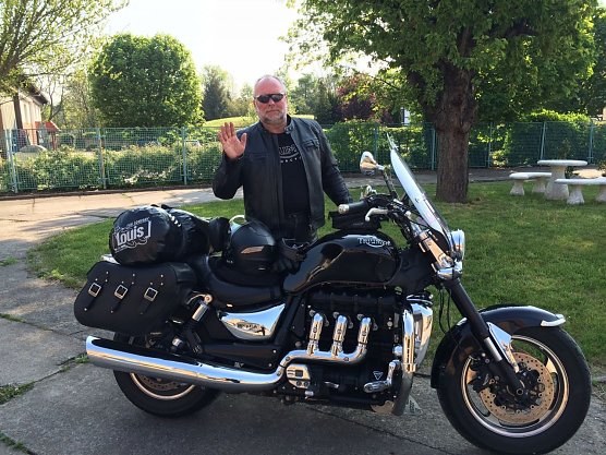 J&uuml;rgen Stude mit seiner Maschine, der Triumph Rocket III. (Foto: Foto: privat)