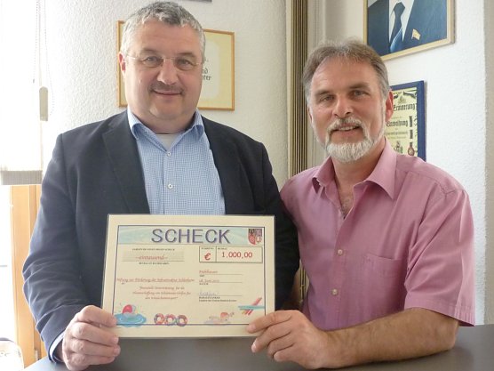 (v.l.) Erhard Petrinka und Landrat Harald Zanker bei der Scheckübergabe. (Foto: Foto: Landratsamt) (v.l.) Erhard Petrinka und Landrat Harald Zanker bei der Scheckübergabe. (Foto: Foto: Landratsamt)