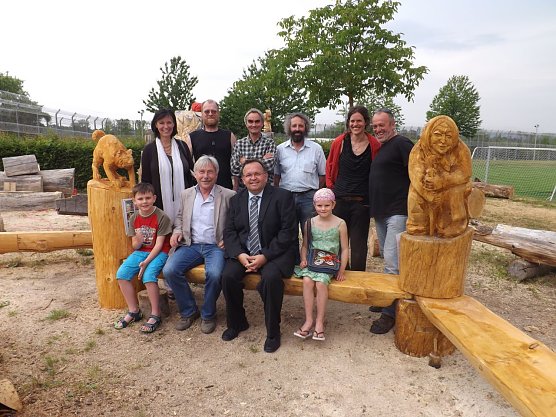Verwaltungsdirektor Marcus Willauer (r. sitzend) und Chefarzt Dr. Norbert Boyan (l. sitzend) &uuml;ber gaben mit den Holzk&uuml;nstlern diese Sitzgruppe an die Gemeinschaftsschule Rodeberg/Struth. (Foto: Foto: Mix)