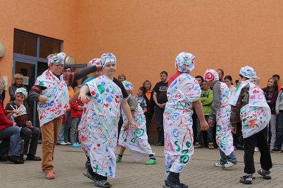 Zum Abschluss f&uuml;hrten die Sch&uuml;lerInnen der Tanz AG eine einstudierte Choreographie auf. (Foto: Foto: Thepra)