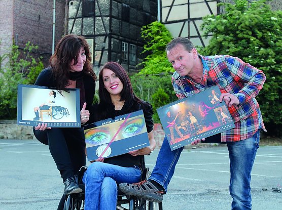 Petra Gr&auml;bed&uuml;nkel, Carolin Fischer und Andreas Gr&auml;bed&uuml;nkel pr&auml;sentieren die zweite Ausgabe Ihres Mitteljahrkalenders.  (Foto: Foto: privat)