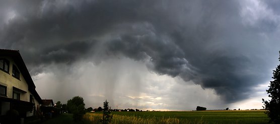 Ausgepr&auml;gte B&ouml;enfont in Verbindung mit einer Gewitterzelle im hessischen Langstadt (Foto: DWD/Uwe Bachmann)