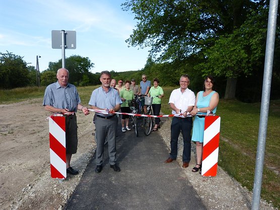 Erfreut &uuml;ber die schnelle Fertigstellung des Abschnittes von Kirchheilingen bis Kleinwelsbach waren gestern Abend (v. l.) Klaus Schwarzkopf, Harald Zanker, Dietmar Steinecke und Heike Kahnert. (Foto: Foto: Landratsamt)