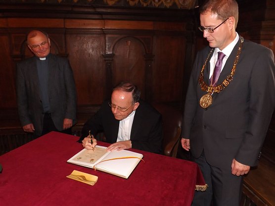 Bischof Dr. Ulrich Neymeyr beim Eintrag in das Goldenen Buch der Stadt M&uuml;hlhausen. (Foto: Foto: Mix)