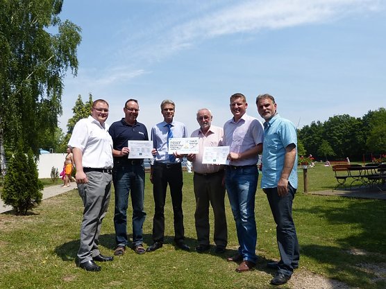 Die gro&szlig;z&uuml;gigen Spender gemeinsam mit Landrat Harald Zanker sowie Vertretern vom Schwimmbadf&ouml;rderverein bei der Scheck&uuml;bergabe.   (Foto: Foto: Landratsamt)