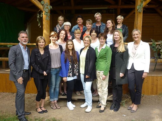 Gruppenbild der Kursteilnehmerinnen mit Landrat Harald Zanker nach der Zertifikats&uuml;bergabe. (Foto: Foto: Landratsamt)