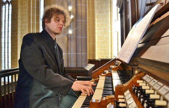 Denny Ph. Wilke am Spieltisch der gro&szlig;en Sauer - Orgel.  (Foto: Foto: Stadtverwaltung)