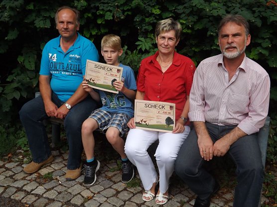 (v.l.) Holm Pfingst mit Enkel Lukas, Monika Schmidt und Landrat Harald Zanker bei der Scheck&uuml;bergabe. (Foto: Foto: Mix)