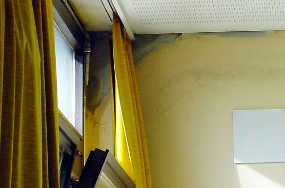 Wer bei der Wasserabf&uuml;hrung mit Do-it-yourself sparen will, zahlt meist drauf: Feuchtigkeitssch&auml;den im Mauerwerk sind die Folge (Foto: HF Redaktion)