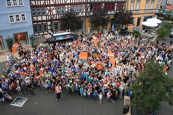 Auf dem Marktplatz haben sich hunderte Menschen f&uuml;r das Gruppenfoto versammelt. (Foto: Foto: Landeswelle)