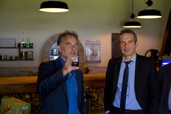 (v.l.) Landrat Harald Zanker mit Staatssekret&auml;r Georg Maier im Kirchheilinger &Ouml;bsterst&uuml;bchen im Gespr&auml;ch.  (Foto: Foto: Roman Gherman / TMWWDG )