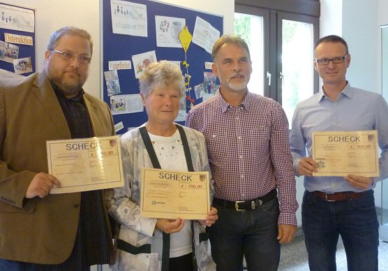  Uwe Ha&szlig;kerl, Wilhelmine Brosch, Landrat Harald Zanker und Torsten Gr&auml;bed&uuml;nkel nach der Scheck&uuml;bergabe. (Foto: Foto: Landratsamt)