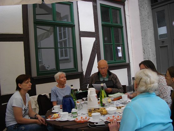 Bei sch&ouml;nem Wetter ist der Syndikatshof ein guter Ort um Literatur zu genie&szlig;en. (Foto: Foto: privat)