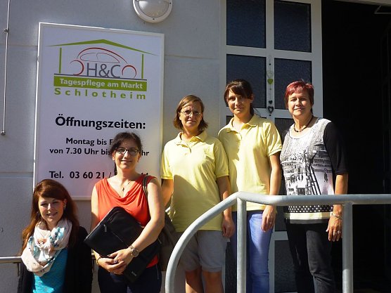 Theresa Menge (Landratsamt Unstrut-Hainich), Nadine H&ouml;lzel (Jobcenter UHK), Schwester Anja, Pflegedienstleiterin Slavka Bogdahn-Celikel (Tagespflege am Markt) und Melitta Uhlig (Agentur f&uuml;r Arbeit) vor der Einrichtung im Schlotheimer Zentrum. (von links) (Foto: Foto: Landratsamt)