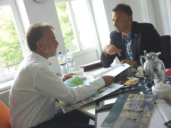 Landrat Harald Zanker im Gespr&auml;ch mit Frank Ketter, vertretungsberechtigter Gesch&auml;ftsf&uuml;hrer der Nordsee-Tourismus-Service GmbH. (Foto: Foto: Landratsamt)