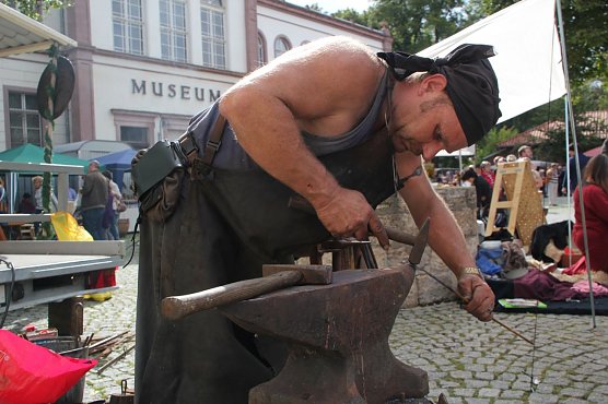 Der Schmied zeigt nicht nur starke Arme, sondern professionelles K&ouml;nnen. (Foto: Foto: Iris Henning &copy; M&uuml;hlh&auml;user Museen)