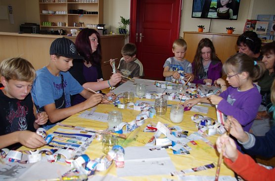 - Im Geschwister-Scholl-Heim/Mehrgenerationenhaus basteln Kinder und Jugendliche die farbenfrohen Kirmesketten. (Foto: Foto: Stadtverwaltung)