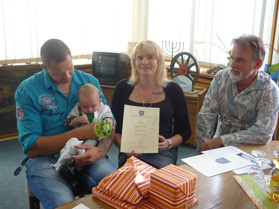 Die Familie freut sich nat&uuml;rlich &uuml;ber die Ehrenpatenschaft des Ministerpr&auml;sidenten f&uuml;r ihren j&uuml;ngsten Spross. (Foto: Foto: Landratsamt)