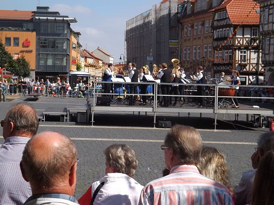 Das Jugendblasorchester Kammerforst spielte zum Auftakt der gro&szlig;en Musikschau auf dem Untermarkt. (Foto: Foto: Mix)