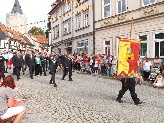 Die Ehrengäste an der Spitze des Umzuges. (Foto: Foto: Mix) Die Ehrengäste an der Spitze des Umzuges. (Foto: Foto: Mix)