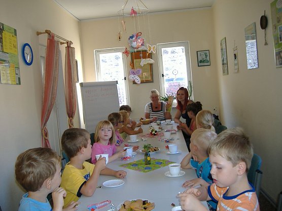Aufmerksam verfolgten die Kinder die Erlebnisse der Wildkatze im Hainich. (Foto: Foto: privat) Aufmerksam verfolgten die Kinder die Erlebnisse der Wildkatze im Hainich. (Foto: Foto: privat)