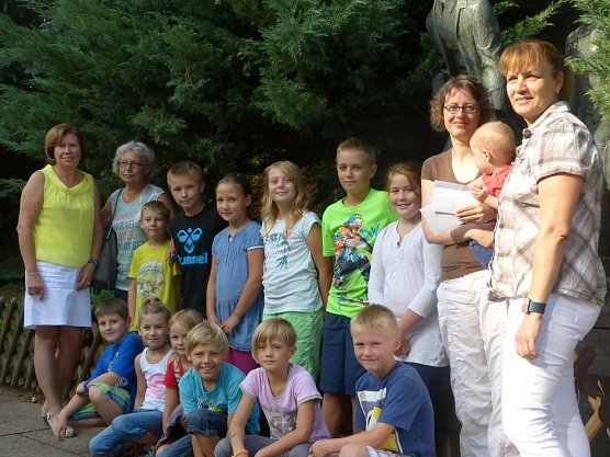 Die gemeinsame Sammelaktion lässt Emelys Wunsch wahr werden. (Foto: Foto: Landratsamt) Die gemeinsame Sammelaktion lässt Emelys Wunsch wahr werden. (Foto: Foto: Landratsamt)