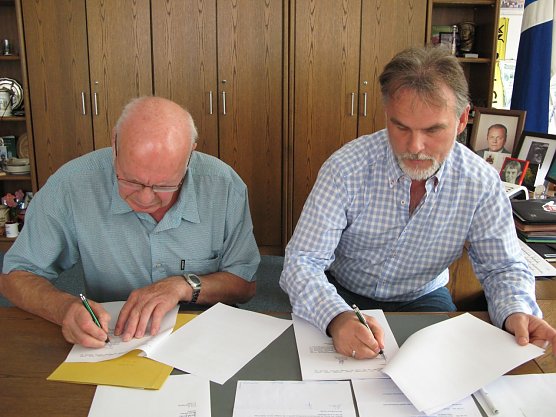 B&uuml;rgermeister Schwarzkopf (l.) bei der Unterzeichnung des Vertrages. (Foto: Foto: Landratsamt)