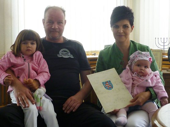 Familie Cramer kann sich jetzt &uuml;ber die Ehrenpatenschaft des Th&uuml;ringer Ministerpr&auml;sidenten freuen. (Foto: Foto: Landratsamt)